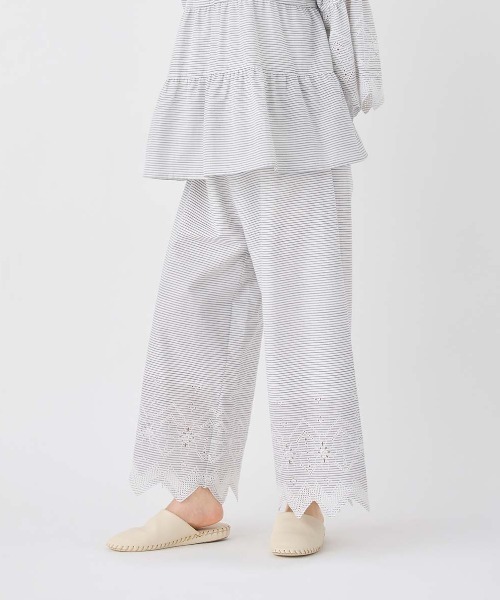 KID BLUE（キッドブルー）の「キッドブルー -２６スラブエンブ -9分丈ボトムス -KODP546 -kidblue（その他パンツ・レディース・オフホワイト/ネイビー・M）」の2枚目の写真