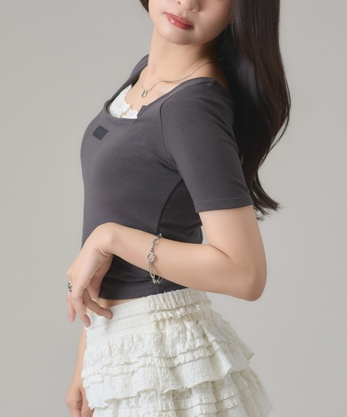 apres jour mignon（アプレジュールミニョン）の「スクエアネックトップス（Tシャツ/カットソー・レディース・ボルドー/ホワイト系その他/チャコールグレー/ブラック系その他/オフホワイト・LARGE/フリー）」の4枚目の写真