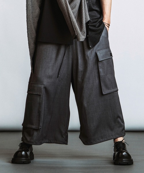 NO ID.(ノーアイディ)の「【NO ID.】Baggy Cropped Cargo Trousers / バギー クロップド カーゴ トラウザーズ(カーゴパンツ・メンズ・グレー/ブラック・2/1)」の1枚目の写真