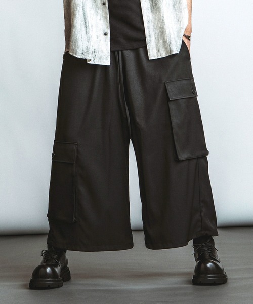 NO ID.(ノーアイディ)の「【NO ID.】Baggy Cropped Cargo Trousers / バギー クロップド カーゴ トラウザーズ(カーゴパンツ・メンズ・グレー/ブラック・2/1)」の2枚目の写真