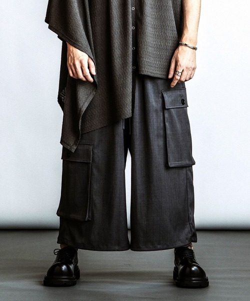 NO ID.(ノーアイディ)の「【NO ID.】Baggy Cropped Cargo Trousers / バギー クロップド カーゴ トラウザーズ(カーゴパンツ・メンズ・グレー/ブラック・2/1)」の3枚目の写真