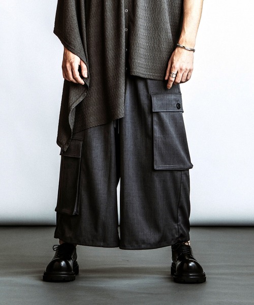 NO ID.(ノーアイディ)の「【NO ID.】Baggy Cropped Cargo Trousers / バギー クロップド カーゴ トラウザーズ(カーゴパンツ・メンズ・グレー/ブラック・2/1)」の7枚目の写真