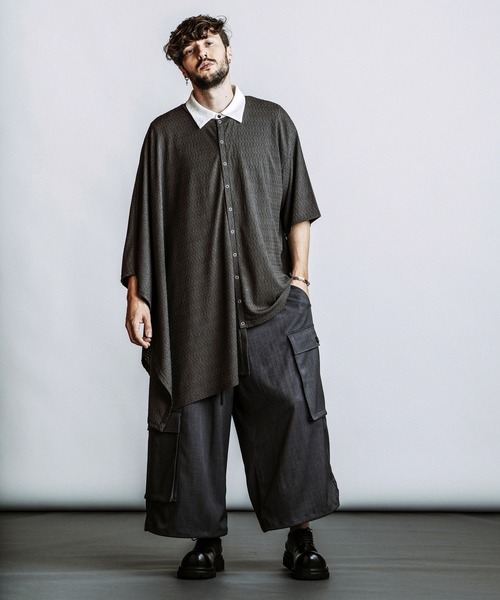 NO ID.(ノーアイディ)の「【NO ID.】Baggy Cropped Cargo Trousers / バギー クロップド カーゴ トラウザーズ(カーゴパンツ・メンズ・グレー/ブラック・2/1)」の4枚目の写真
