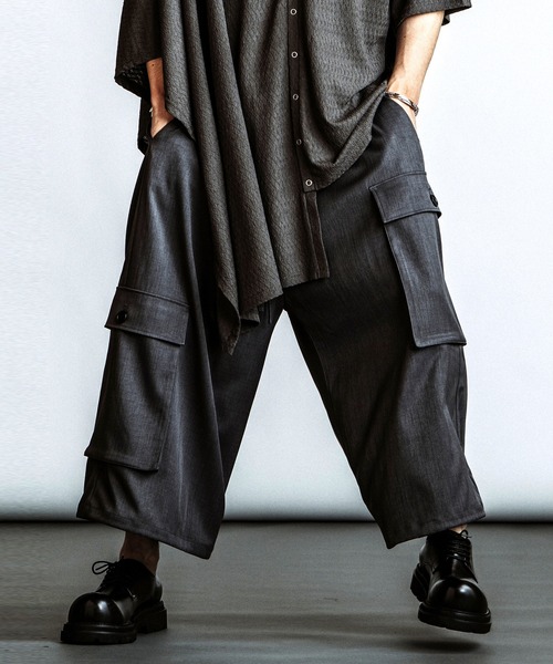 NO ID.(ノーアイディ)の「【NO ID.】Baggy Cropped Cargo Trousers / バギー クロップド カーゴ トラウザーズ(カーゴパンツ・メンズ・グレー/ブラック・2/1)」の8枚目の写真