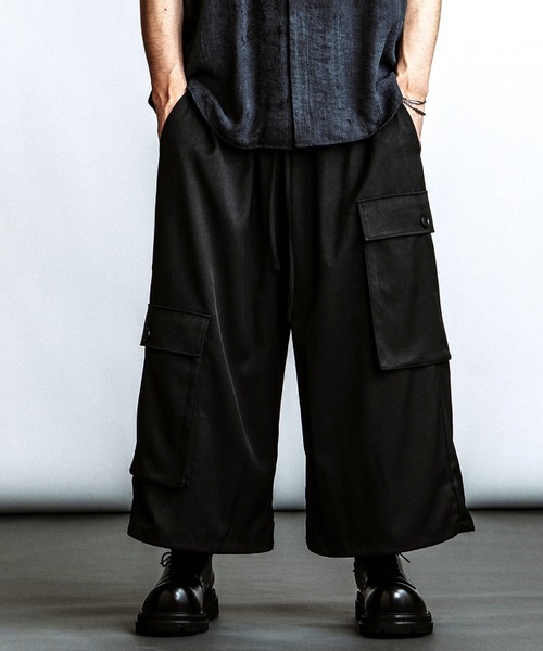 NO ID.(ノーアイディ)の「【NO ID.】Baggy Cropped Cargo Trousers / バギー クロップド カーゴ トラウザーズ(カーゴパンツ・メンズ・グレー/ブラック・2/1)」の5枚目の写真