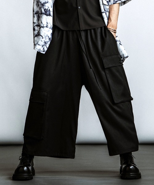 NO ID.(ノーアイディ)の「【NO ID.】Baggy Cropped Cargo Trousers / バギー クロップド カーゴ トラウザーズ(カーゴパンツ・メンズ・グレー/ブラック・2/1)」の11枚目の写真