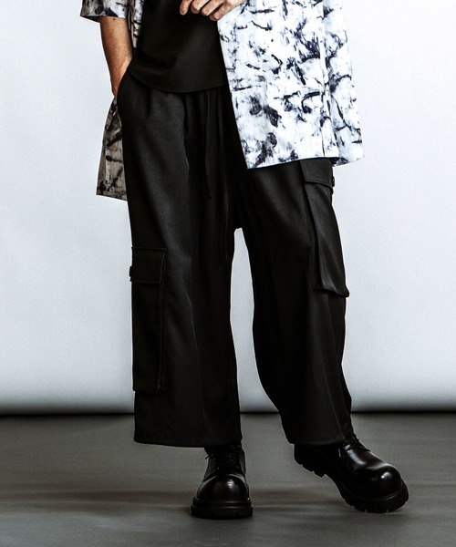NO ID.(ノーアイディ)の「【NO ID.】Baggy Cropped Cargo Trousers / バギー クロップド カーゴ トラウザーズ(カーゴパンツ・メンズ・グレー/ブラック・2/1)」の15枚目の写真