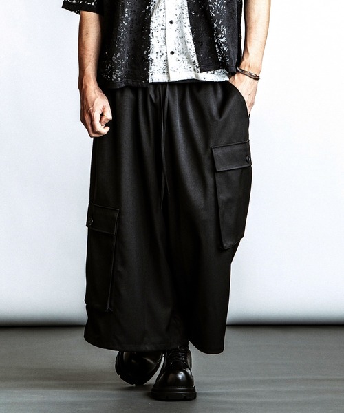 NO ID.(ノーアイディ)の「【NO ID.】Baggy Cropped Cargo Trousers / バギー クロップド カーゴ トラウザーズ(カーゴパンツ・メンズ・グレー/ブラック・2/1)」の16枚目の写真