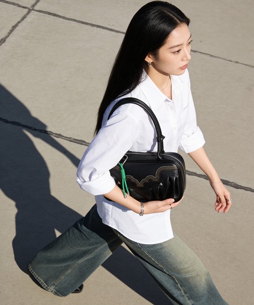 DEVICE（デバイス）の「DEVICE ウエスタンステッチ カラビナチャーム ボストンハンドバッグ（ハンドバッグ・レディース・ブラック/ブラウン・FREE）」の10枚目の写真