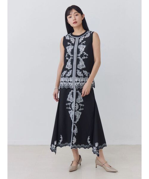 TONAL(トーナル)の「エンブロイダリーマチフレアスカート(スカート・レディース・ブルー/ブラック/オフホワイト・SMALL/MEDIUM)」の5枚目の写真