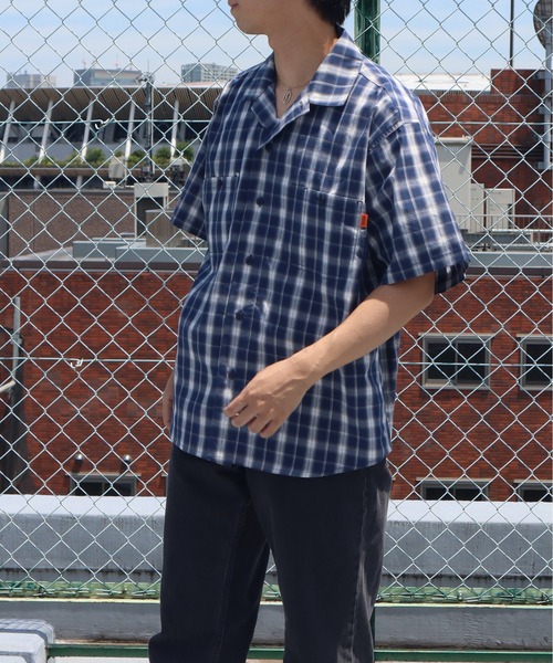 UNIVERSAL OVERALL(ユニバーサルオーバーオール)の「UNIVERSAL OVERALL / OPEN COLLAR CHECK ST / チェック柄オープンカラー半袖シャツ(シャツ/ブラウス・メンズ・ベージュ系その他7/ホワイト×ブルー・S/M/L)」の8枚目の写真