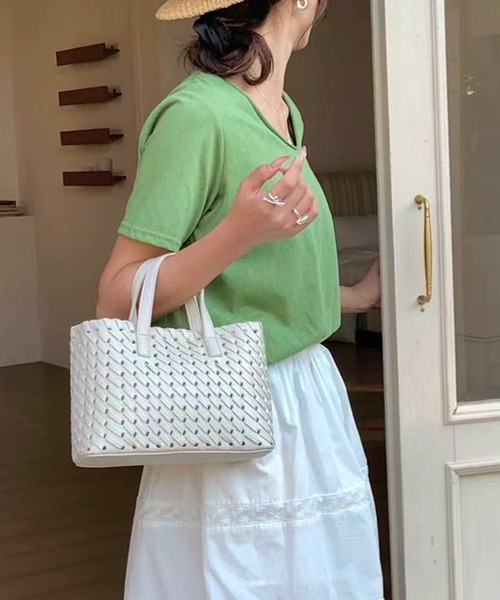 FINEnough(ファインナフ)の「ポーチ付き編み込み2WAYショルダーバッグ(ショルダーバッグ・レディース・ブラック/ピンク/ベージュ/ブルー/ホワイト・FREE)」の2枚目の写真