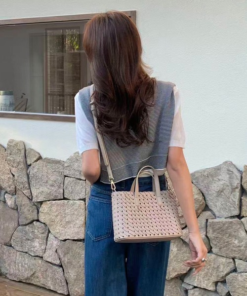 FINEnough(ファインナフ)の「ポーチ付き編み込み2WAYショルダーバッグ(ショルダーバッグ・レディース・ブラック/ピンク/ベージュ/ブルー/ホワイト・FREE)」の8枚目の写真
