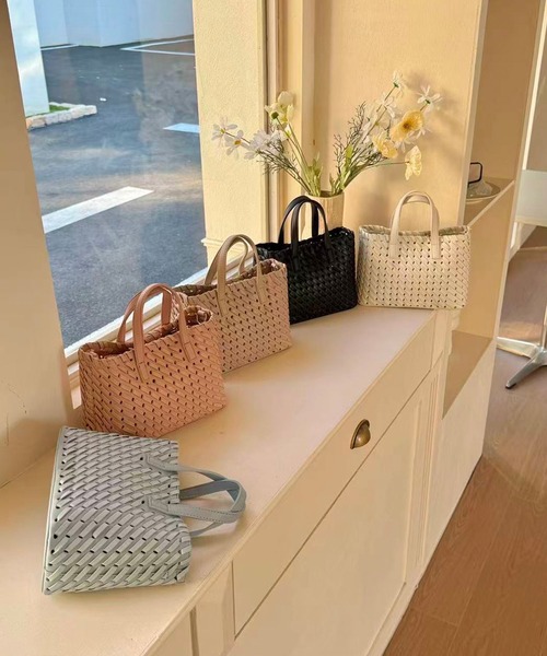 FINEnough(ファインナフ)の「ポーチ付き編み込み2WAYショルダーバッグ(ショルダーバッグ・レディース・ブラック/ピンク/ベージュ/ブルー/ホワイト・FREE)」の12枚目の写真
