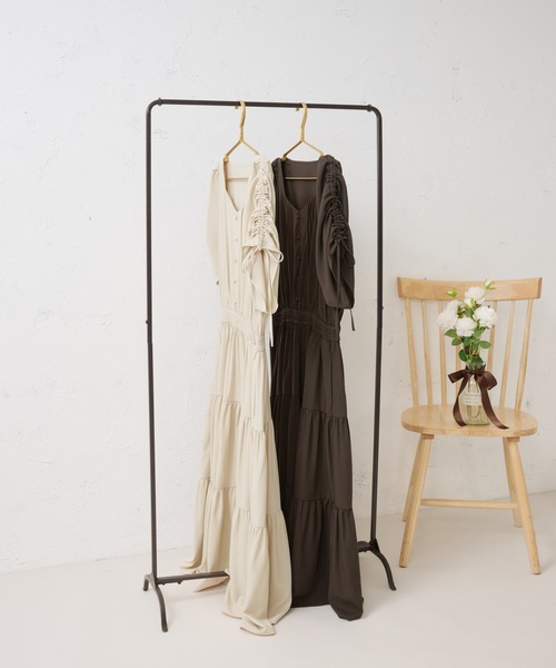 Louiosy(ルオシー)の「【Louiosy】【大きいサイズ】ショルダーギャザーティアードワンピース(ワンピース・レディース・ベージュ/ダークブラウン・4L/3L)」の2枚目の写真