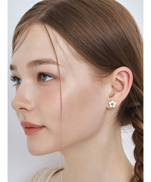 HEI（ヘイ）の「[sv925] mother-of-pearl blossom earrings（ピアス（両耳用）・レディース・ホワイト・FREE）」の2枚目の写真