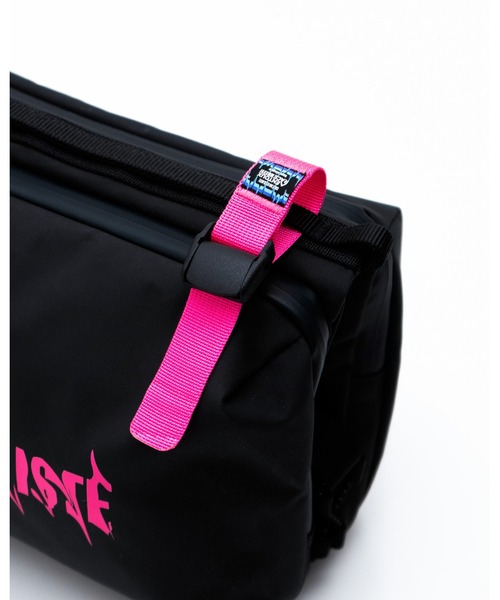 Topologie(トポロジー)の「Topologie x Cafe du Cycliste Bottle Sacoche Large(ショルダーバッグ・レディース・ブラック×ピンク/ブラック×ブルー・ONE SIZE)」の14枚目の写真
