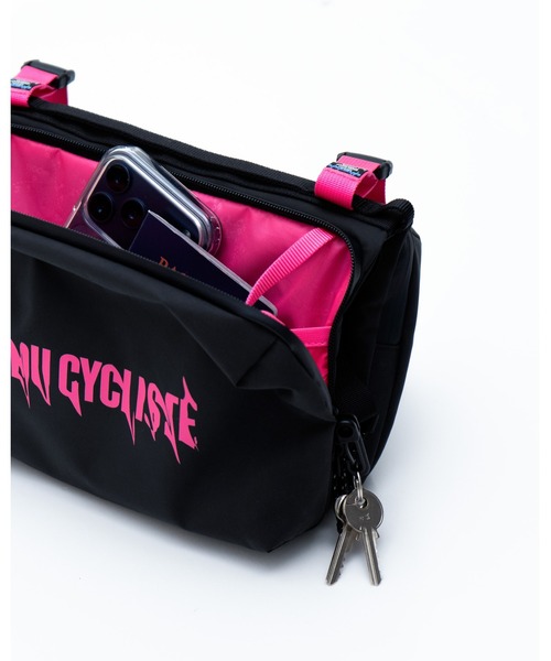Topologie(トポロジー)の「Topologie x Cafe du Cycliste Bottle Sacoche Large(ショルダーバッグ・レディース・ブラック×ピンク/ブラック×ブルー・ONE SIZE)」の16枚目の写真