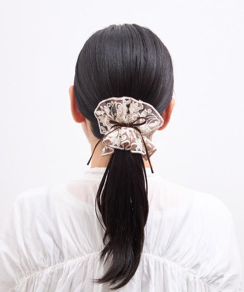 Zoule(ゾーラ)の「Zoule ゾーラ:embroidery cuff106 フラワー刺繍 ヘアーカフス(ヘアピン・レディース・ベージュ/ブラウン/アイボリー・FREE)」の9枚目の写真
