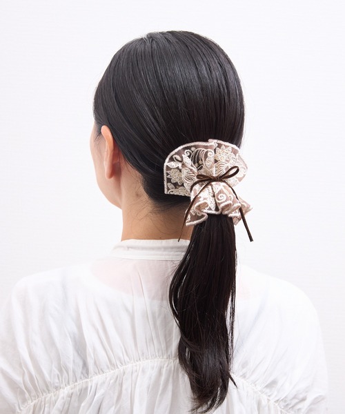 Zoule(ゾーラ)の「Zoule ゾーラ:embroidery cuff106 フラワー刺繍 ヘアーカフス(ヘアピン・レディース・ベージュ/ブラウン/アイボリー・FREE)」の10枚目の写真