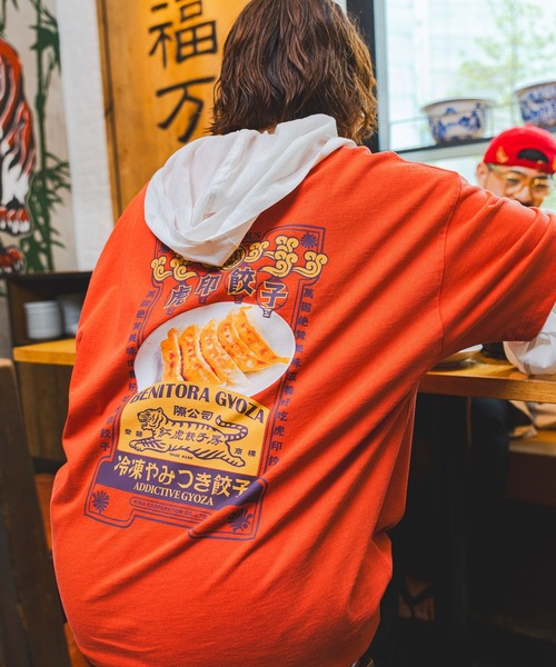 niko and...(ニコアンド)の「【紅虎餃子房】コラボ グラフィックTシャツ(Tシャツ/カットソー・メンズ・ホワイト/レッド/オフホワイト/ブラック・MEDIUM/LARGE)」の1枚目の写真