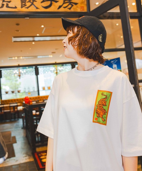 niko and...(ニコアンド)の「【紅虎餃子房】コラボ グラフィックTシャツ(Tシャツ/カットソー・メンズ・ホワイト/レッド/オフホワイト/ブラック・MEDIUM/LARGE)」の7枚目の写真