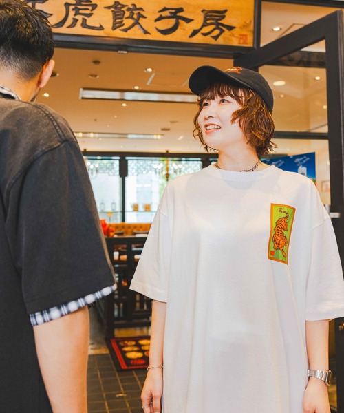 niko and...(ニコアンド)の「【紅虎餃子房】コラボ グラフィックTシャツ(Tシャツ/カットソー・メンズ・ホワイト/レッド/オフホワイト/ブラック・MEDIUM/LARGE)」の8枚目の写真
