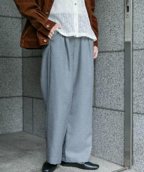 ITEMS URBANRESEARCH(アイテムズ アーバンリサーチ)の「ドビーワイドパンツ(その他パンツ・レディース・ベージュ/チャコールグレー・FREE)」の3枚目の写真