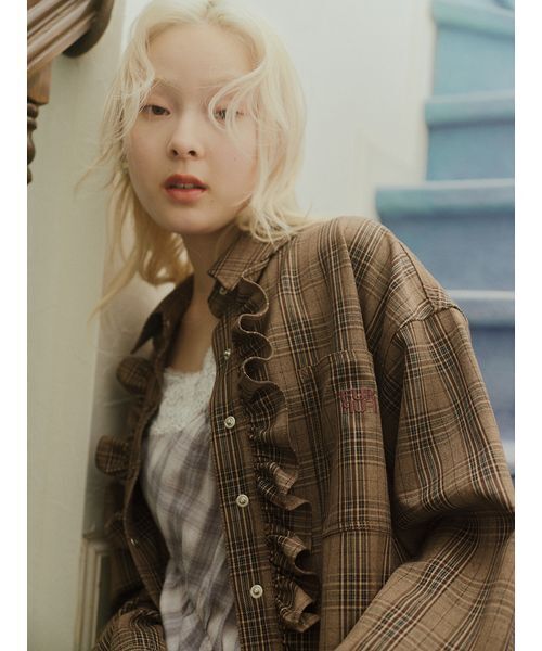 FURFUR(ファーファー)の「ロゴ刺繍フリルシャツ(シャツ/ブラウス・レディース・グレー/ブラウン/ピンク/チェック・F)」の1枚目の写真