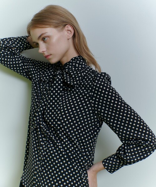 LOULOU WILLOUGHBY（ルルウィルビー）の「デシンドットフリルボウタイブラウス（シャツ/ブラウス・レディース・ブラック/ライトベージュ・2）」の2枚目の写真
