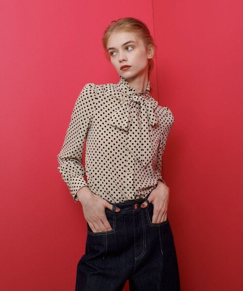 LOULOU WILLOUGHBY（ルルウィルビー）の「デシンドットフリルボウタイブラウス（シャツ/ブラウス・レディース・ブラック/ライトベージュ・2）」の5枚目の写真