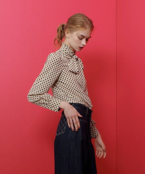 LOULOU WILLOUGHBY（ルルウィルビー）の「デシンドットフリルボウタイブラウス（シャツ/ブラウス・レディース・ブラック/ライトベージュ・2）」の6枚目の写真