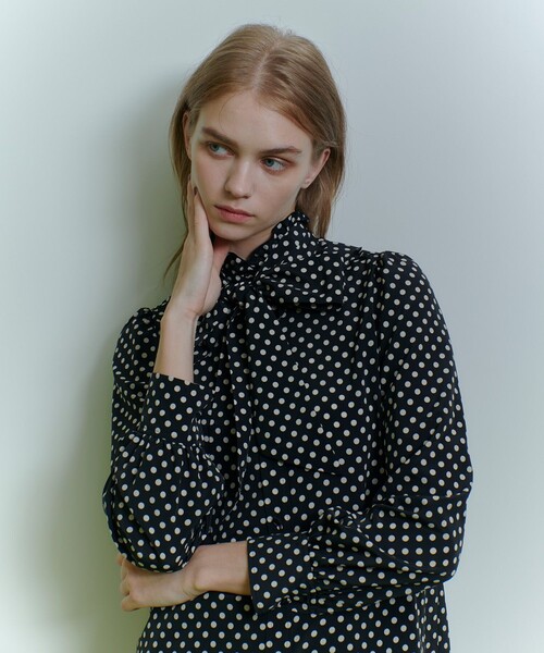 LOULOU WILLOUGHBY（ルルウィルビー）の「デシンドットフリルボウタイブラウス（シャツ/ブラウス・レディース・ブラック/ライトベージュ・2）」の20枚目の写真