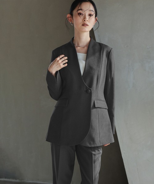 Callarus(カラルス)の「【セットアップ】カーブデザインカラーレスジャケットテーパードパンツセットアップスーツ〔Callarus〕(セットアップ・レディース・ブラック/グレー/ブラウン・S/LL/L/M)」の2枚目の写真