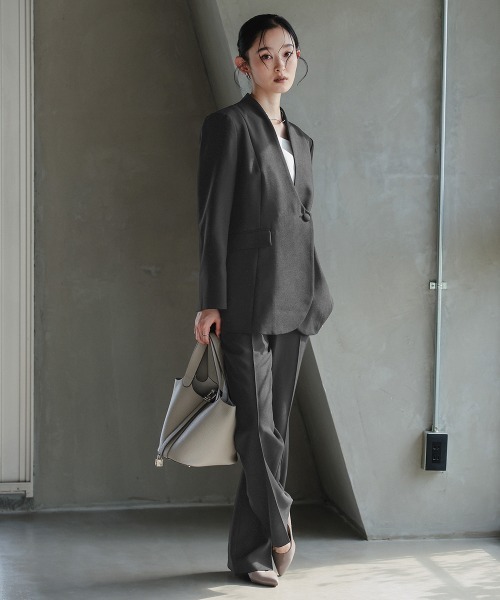 Callarus(カラルス)の「【セットアップ】カーブデザインカラーレスジャケットテーパードパンツセットアップスーツ〔Callarus〕(セットアップ・レディース・ブラック/グレー/ブラウン・S/LL/L/M)」の6枚目の写真