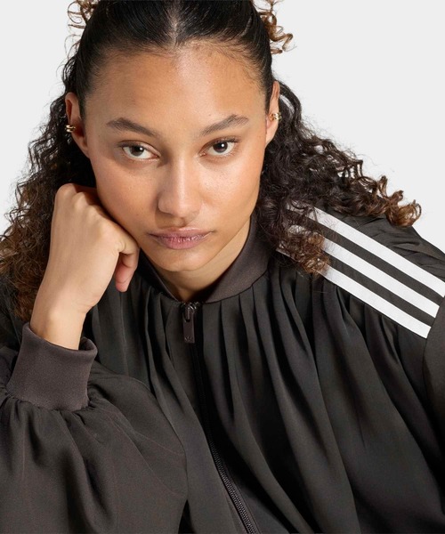 adidas（アディダス）の「サテン プリーツ トラックトップ/ジャージ / トラックジャケット / アディダスオリジナルス adidas Originals（ジャージ・レディース・ブラウン・X-SMALL/X-LARGE/SMALL/MEDIUM/LARGE/3XL/XX-LARGE）」の5枚目の写真