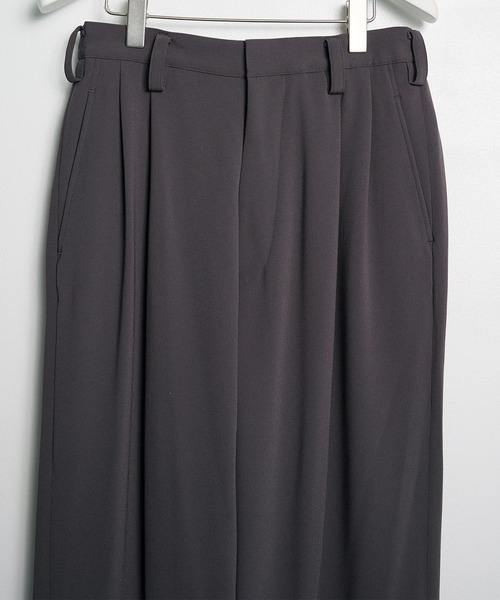 UJOH(ウジョー)の「【UJOH HOMME】Wide 2 Tuck PNT(スラックス・メンズ・ダークグレー/ブラック・4/5)」の12枚目の写真