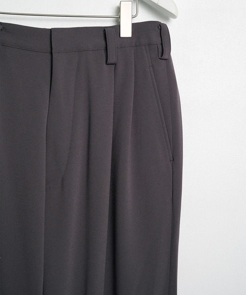 UJOH(ウジョー)の「【UJOH HOMME】Wide 2 Tuck PNT(スラックス・メンズ・ダークグレー/ブラック・4/5)」の3枚目の写真