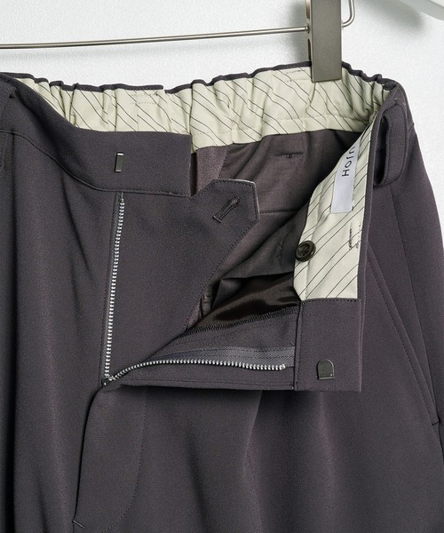 UJOH(ウジョー)の「【UJOH HOMME】Wide 2 Tuck PNT(スラックス・メンズ・ダークグレー/ブラック・4/5)」の4枚目の写真