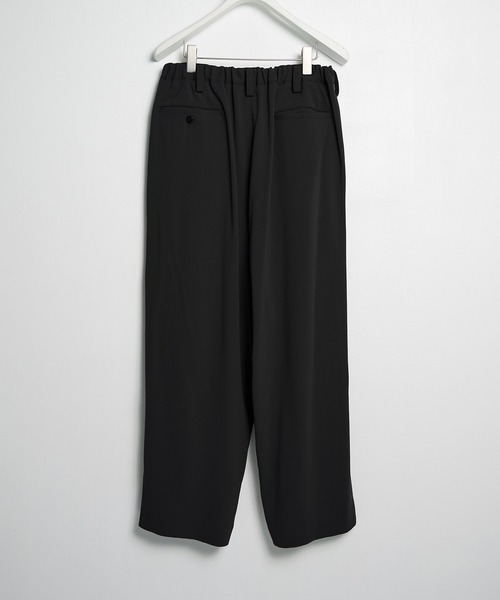 UJOH(ウジョー)の「【UJOH HOMME】Wide 2 Tuck PNT(スラックス・メンズ・ダークグレー/ブラック・4/5)」の13枚目の写真