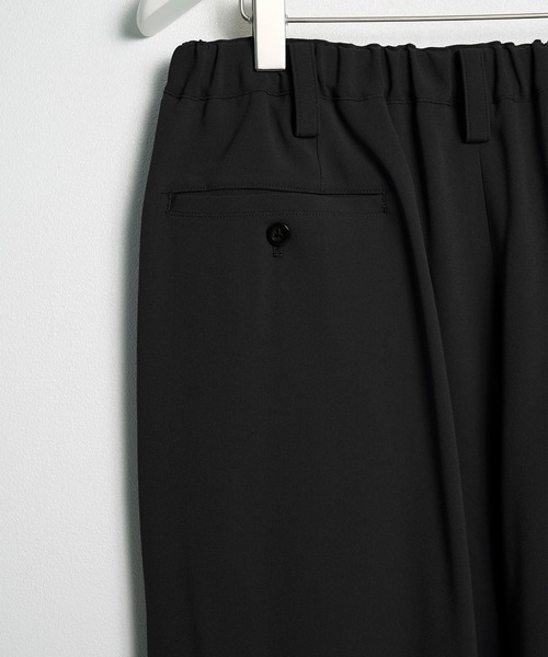 UJOH(ウジョー)の「【UJOH HOMME】Wide 2 Tuck PNT(スラックス・メンズ・ダークグレー/ブラック・4/5)」の9枚目の写真