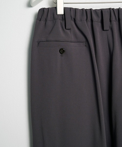 UJOH(ウジョー)の「【UJOH HOMME】Wide 2 Tuck PNT(スラックス・メンズ・ダークグレー/ブラック・4/5)」の5枚目の写真