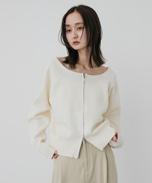 SENSE OF PLACE by URBAN RESEARCH（センスオブプレイスバイアーバンリサーチ）の「『洗濯可』ダブルジップオフショルニット（ニット/セーター・レディース・アイボリー/チャコールグレー/ライトグレー・ONE）」の2枚目の写真