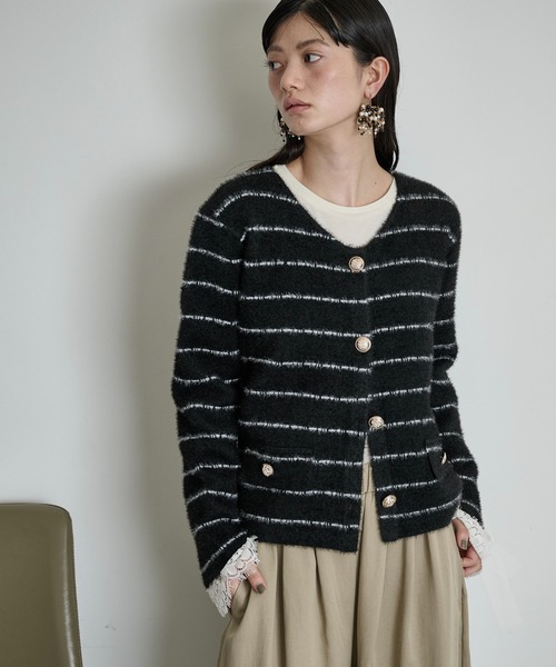 THE YOn(ザヨン)の「ゴールド釦ボーダーシャギーニットカーディガン(カーディガン/ボレロ・レディース・オフホワイト/ブラック・FREE)」の3枚目の写真