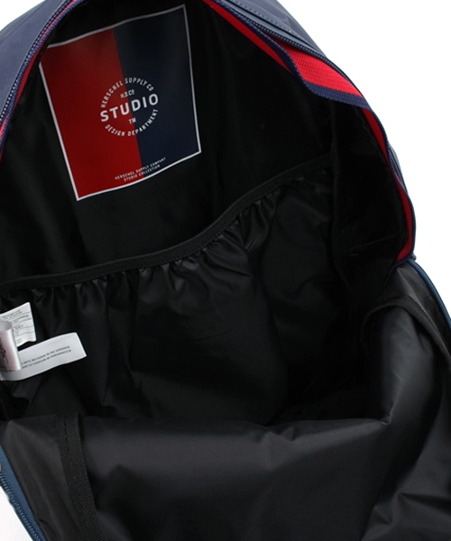 Herschel Supply(ハーシェルサプライ)の「Ruskin Studio(バックパック/リュック・メンズ・ホワイト/ブラック/ネイビー・FREE)」の5枚目の写真