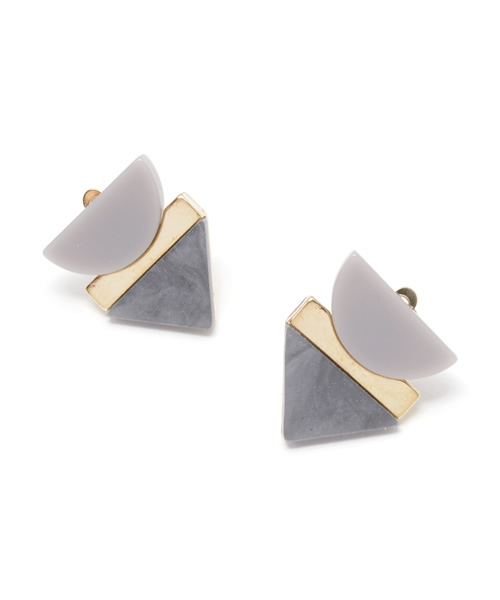 SMELLY（スメリー）の「SMELLY カラーアクリルイヤリング（イヤリング・レディース・アイボリー/グレー・ONE）」の2枚目の写真