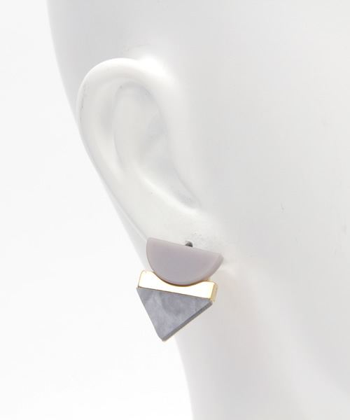 SMELLY（スメリー）の「SMELLY カラーアクリルイヤリング（イヤリング・レディース・アイボリー/グレー・ONE）」の4枚目の写真