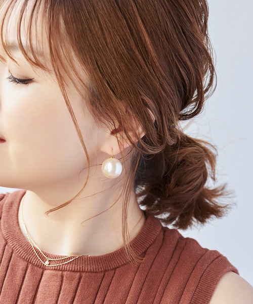 Phoebe（フィービィー）の「【シリーズ累計販売　5000点突破！】ビッグパールフックピアス/大ぶり/存在感◎/主役級（ピアス（両耳用）・レディース・ホワイト/グレー/ゴールド・FREE）」の4枚目の写真
