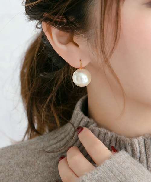 Phoebe（フィービィー）の「【シリーズ累計販売　5000点突破！】ビッグパールフックピアス/大ぶり/存在感◎/主役級（ピアス（両耳用）・レディース・ホワイト/グレー/ゴールド・FREE）」の5枚目の写真