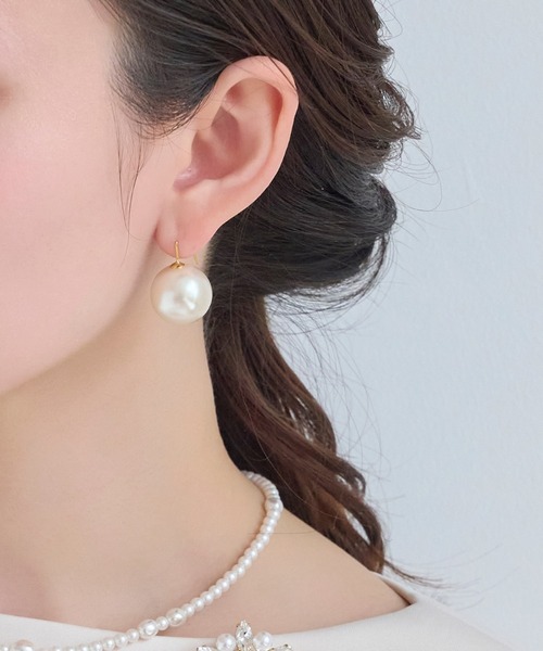 Phoebe（フィービィー）の「【シリーズ累計販売　5000点突破！】ビッグパールフックピアス/大ぶり/存在感◎/主役級（ピアス（両耳用）・レディース・ホワイト/グレー/ゴールド・FREE）」の8枚目の写真